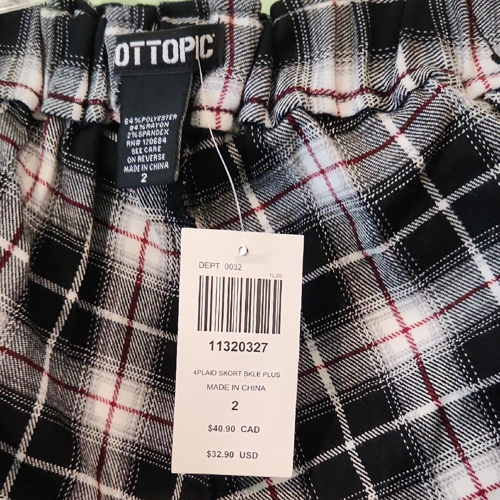 Hot Topic Juniors Plus 2x Plaid Skort - Black and White